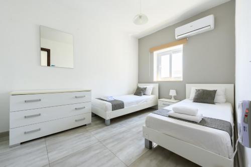 F5 Room 3, Private Room two single beds shared bathroom in shared Flat · Msida