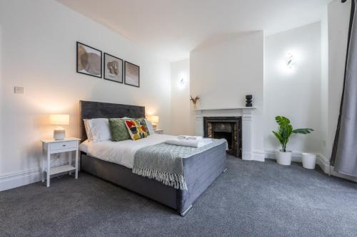 Stunning 6BR Cardiff Home | Free Parking & Bay, Caerphilly