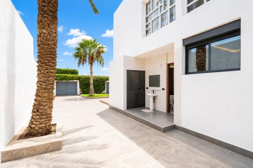 Spacious Villa - 3BR - 2 Living Rooms in Swiss City