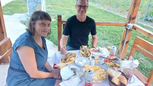 Bar Restaurant Hotel & Camping Vellezerit Gjelaj in Lëpushë