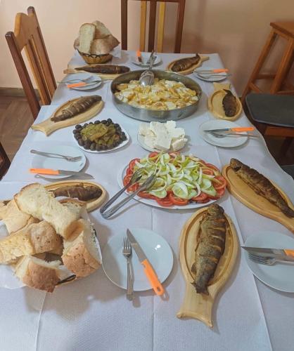 Bar Restaurant Hotel & Camping Vellezerit Gjelaj in Lëpushë