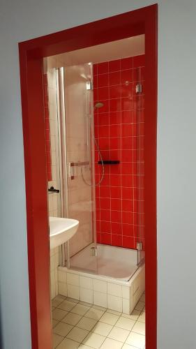 Twin Room with Bathroom image 4