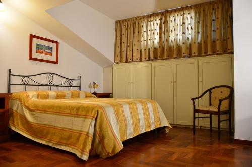 1 queen bed, 2 twin beds