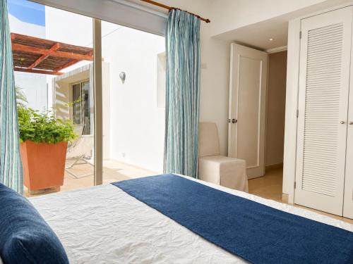 Luxury 2BR inside Old City Private patio AC 2 Pools & parking - image 4