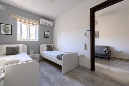 F3 Room 3, Private Room two single beds shared bathroom · Msida
