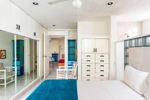 Fun and relax suite beside a park, 10 min to beaches