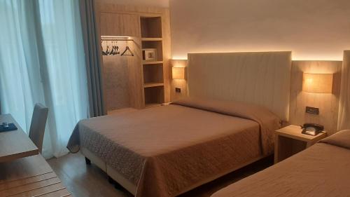 1 queen bed, 1 twin bed