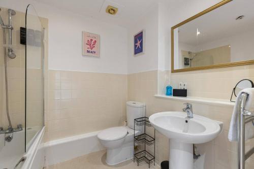 West Bridgford Luxury 2 bed 2 Bath Apartment - image 3