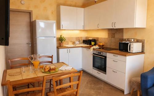 Appartement A Caserella entièrement rénové avec terrasse et vue panoramique sur mer (Appartement A Caserella entierement renove avec terrasse et vue panoramique sur mer) in Valle-di-Campoloro