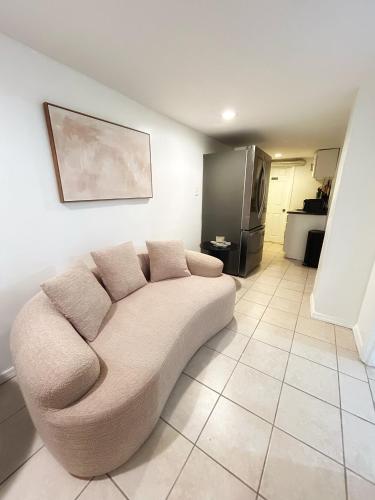 Aura Stays -Private Queen Room - Shared Bathroom- Self Check in-NEAR EWR in Belleville (NJ)