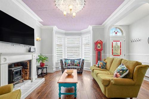 Charming & Eclectic Period Home with Modern Flare in 戴布魯克