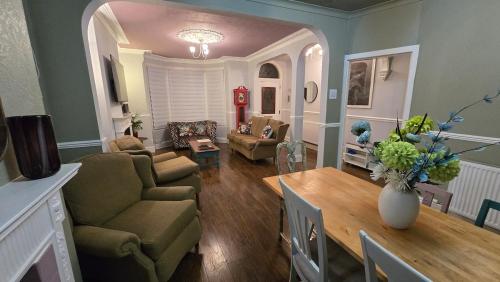 Charming & Eclectic Period Home with Modern Flare in 戴布魯克