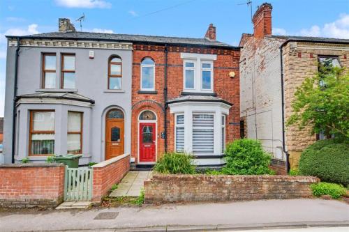 Charming & Eclectic Period Home with Modern Flare in 戴布魯克