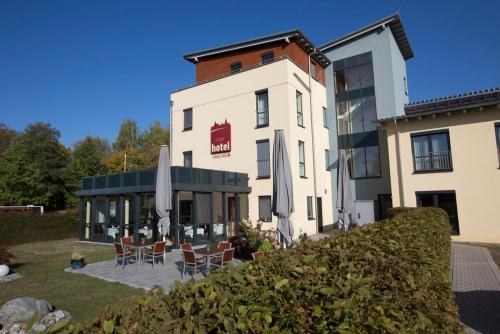 Stadthotel Crailsheim Stadthotel Crailsheim is perfectly located for both business and leisure guests in Crailsheim. Featuring a satisfying list of amenities, guests will find their stay at the property a comfortable one. 