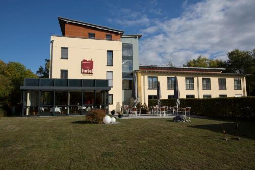 Stadthotel Crailsheim Stadthotel Crailsheim is perfectly located for both business and leisure guests in Crailsheim. Featuring a satisfying list of amenities, guests will find their stay at the property a comfortable one. 