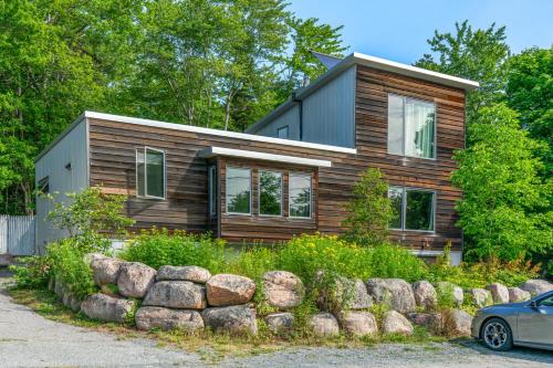 The Crag On the Acadia National Park Border - Deck, Fire Pit, Steps to Trails in Otter Creek