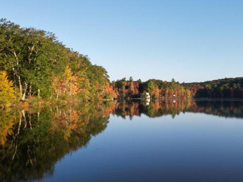 . Berkshire Fall Chalet Sauna, Lake & Firepit