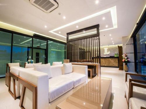 L Hotel, Ban Fang