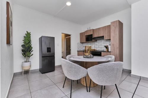 Luxury Living In Circa Illovo By Ctha - image 3