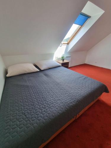 2 twin beds