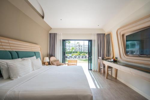 Shared lounge/TV area, Amora Beach Resort in Bang Thao