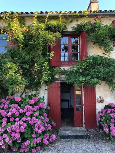Les Volets Rouges in Queyssel in Saint-Aubin-de-Cadelech