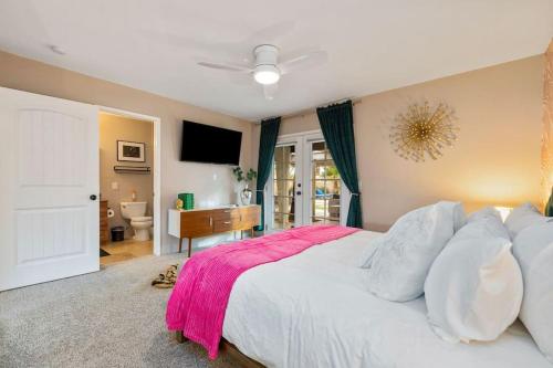 Pet-Friendly Casita with Pool & Spa - image 4