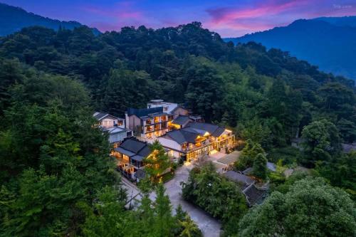 Jade Peak Hot Spring Villa