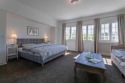 1 queen bed, 1 sofa bed