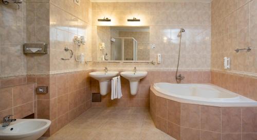 2 bedrooms, 3 beds
