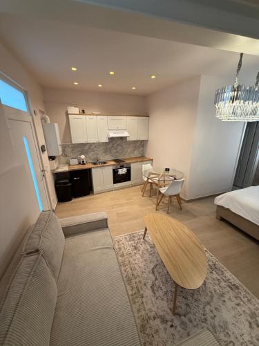 Kitchen, Suite, Kuche, Klimaanlage, Parkplatz, 15 Minuten zum Flughafen in Florsheim am Main