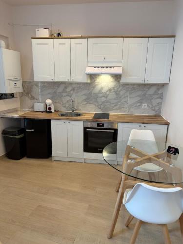 Kitchen, Suite, Kuche, Klimaanlage, Parkplatz, 15 Minuten zum Flughafen in Florsheim am Main