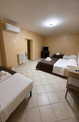 1 king bed, 3 twin beds