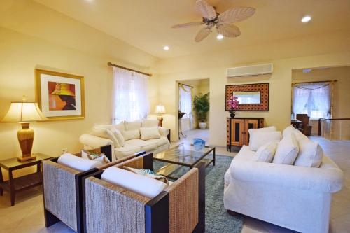 3 Min Walk to Beach - Blessed Manor 4 Bed House in Marine Gardens