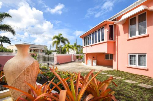 Piscina, 3 Min Walk to Beach - Blessed Manor 4 Bed House in Marine Gardens
