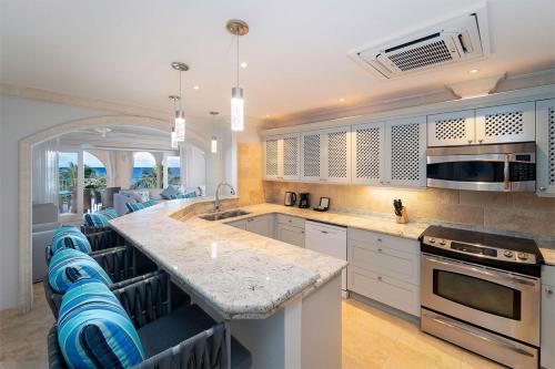 Кухня, Modern Beachfront Condo - St Peters Bay 402 in Литл-Батталис