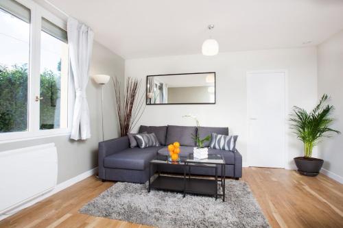 3 Apts - 9 Bedrooms - 16 Pers - Metro 7 - AC - Location saisonnière - Villejuif