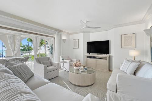 Iekārtas, Saint Peters Bay 208 - Chic Beachfront Condo in Little Battaleys