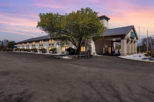 المنظر الخارجي, Quality Inn Austintown-Youngstown West in يانجستون