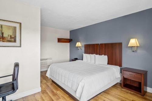 Rodeway Inn Room Type - King Room - Smoking 