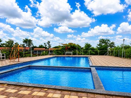 Peldbaseins, Royal Villa Resort in Miraja