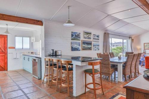 Elaine's Onrus Ocean View Pet Friendly - image 4