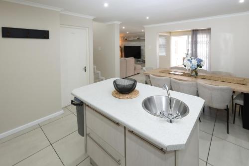 Cuina, Kuswind Villa, Langebaan, 6-Sleeper in Seaview Park