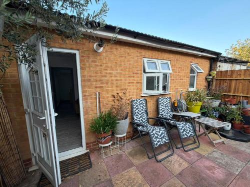 SRA Large Private One Bedroom near Dagenham East Tube Station
