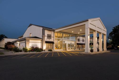 المنظر الخارجي, Days Inn & Suites by Wyndham Columbus East Airport in كولومبوس