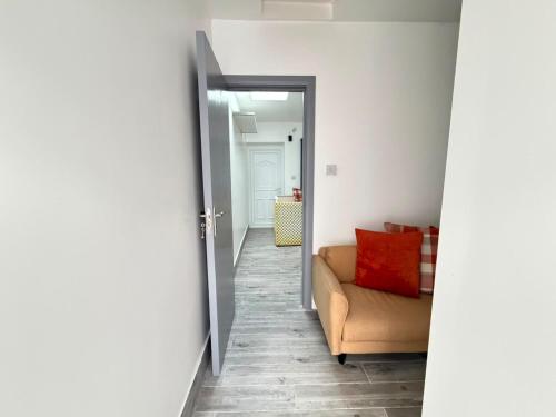 SRA Large Private One Bedroom near Dagenham East Tube Station