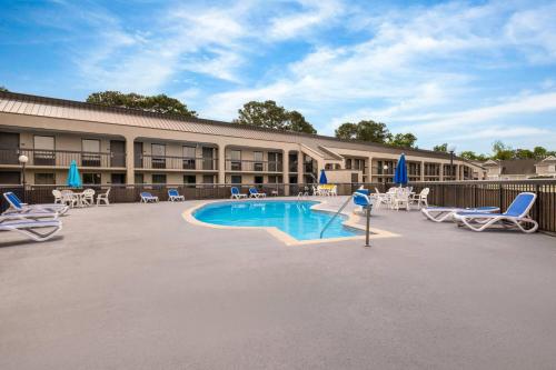 مسبح, دايز إن باي ويندام مطار نورفولك (Days Inn by Wyndham Norfolk Airport) in نورفولك
