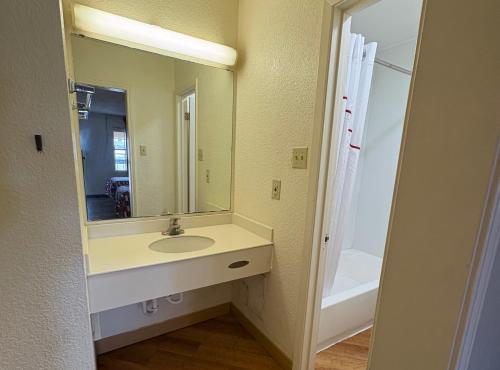Red Roof Inn San Antonio - South Park – San Antonio, TX