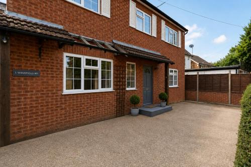 Ascot Garden Retreat Spacious 4-Bed Home in แอสคอท