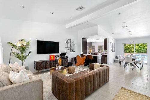 Palm Springs Luxury Pool Hot Tub & Downtown Access - image 2